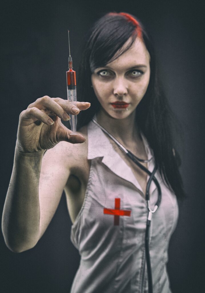 Жуткая медсестра со шприцем в руке