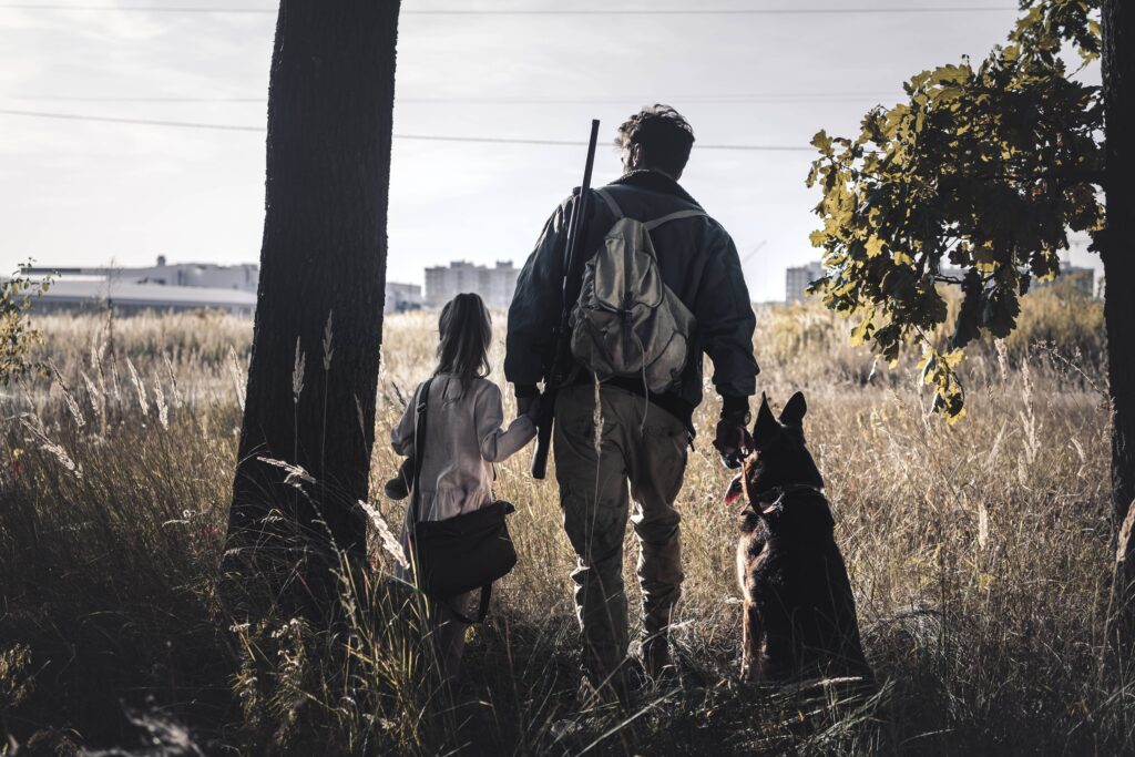 Мужчина с ребенком и псом при апокалипсисе