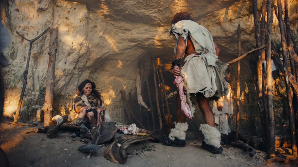 Первобытные люди укрылись в пещере с трофеями после охоты