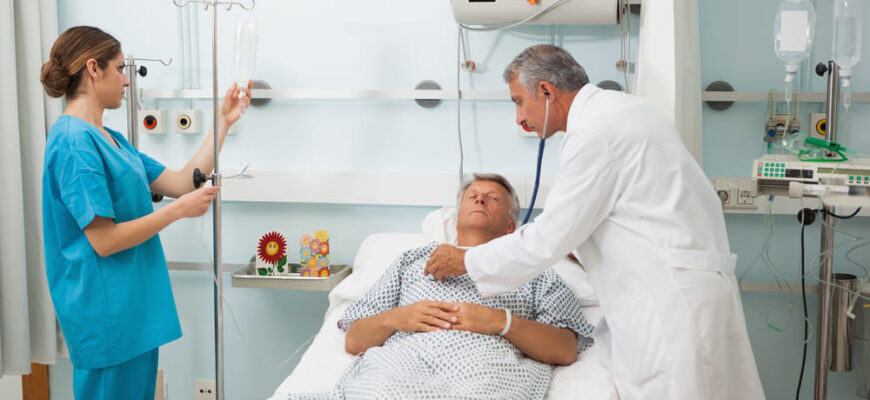 Врач обследует пожилого пациента, после чего последует назначение лекарств врачом