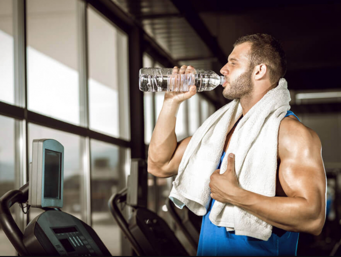 Зачем пить воду во время тренировок: подробное объяснение